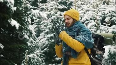 穿着黄色冬衣的人从站在山林中的雪中清洁双手